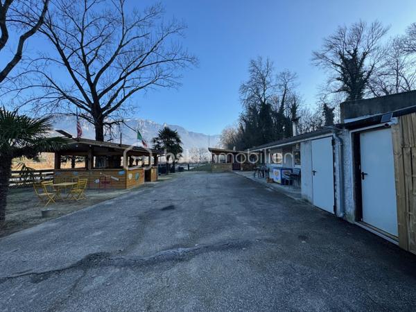 Terrain de 32 000 m²