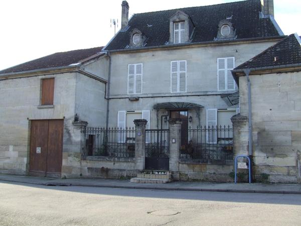 Grande maison de caractère à rénover !