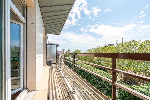 Appartement en dernier étage avec terrasse et vue Seine