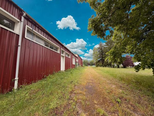 Local professionnel de 1800 m2 sur 1,5 hectares