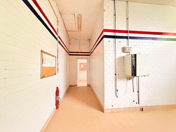 Local professionnel de 1800 m2 sur 1,5 hectares