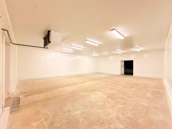 Local professionnel de 1800 m2 sur 1,5 hectares