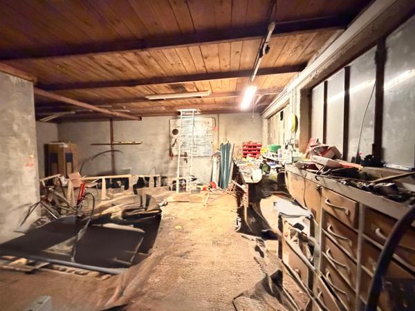Local professionnel de 1800 m2 sur 1,5 hectares