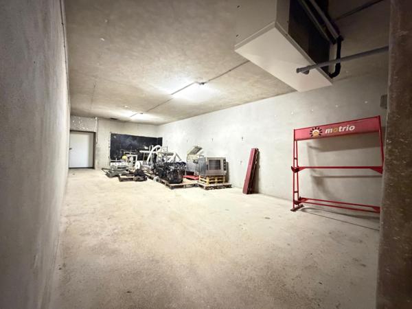 Local professionnel de 1800 m2 sur 1,5 hectares