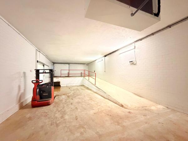Local professionnel de 1800 m2 sur 1,5 hectares
