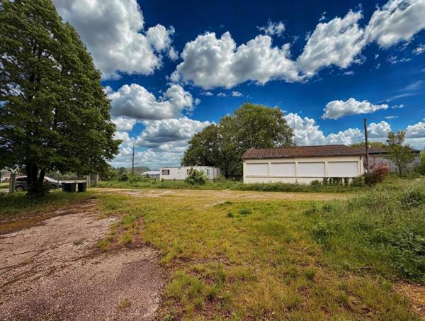 Local professionnel de 1800 m2 sur 1,5 hectares