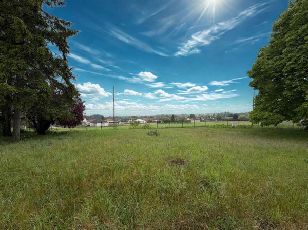 Local professionnel de 1800 m2 sur 1,5 hectares