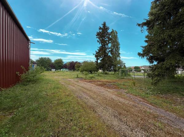 Local professionnel de 1800 m2 sur 1,5 hectares