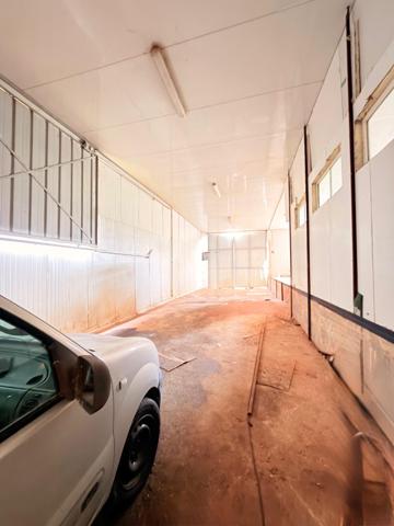 Local professionnel de 1800 m2 sur 1,5 hectares