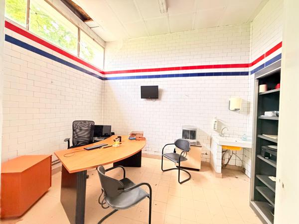 Local professionnel de 1800 m2 sur 1,5 hectares