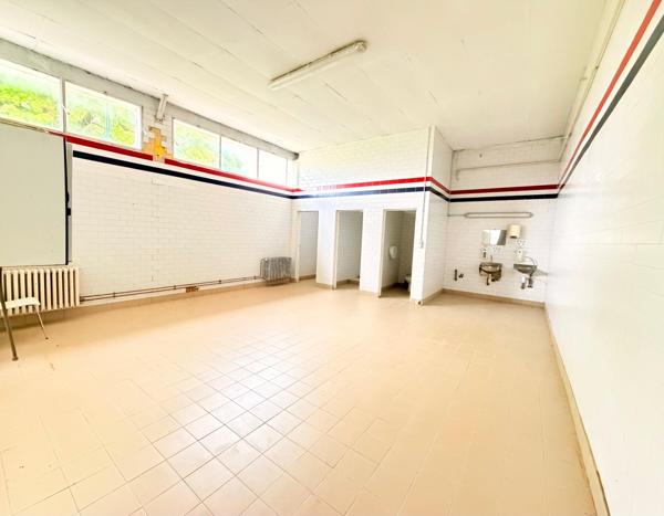 Local professionnel de 1800 m2 sur 1,5 hectares