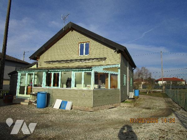 LURE : Chalet en bon état d'entretien composé de 6 pièces sur un terrain de  7 ares 54 centiares