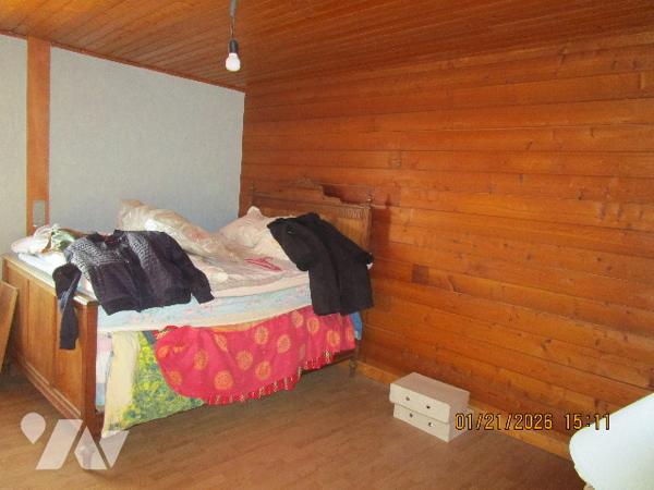 LURE : Chalet en bon état d'entretien composé de 6 pièces sur un terrain de  7 ares 54 centiares