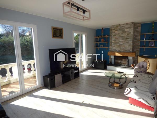 Villa deux garages, jardin intime et agréable.