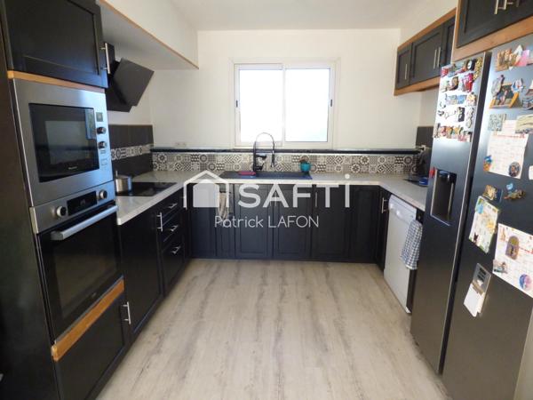 Villa deux garages, jardin intime et agréable.