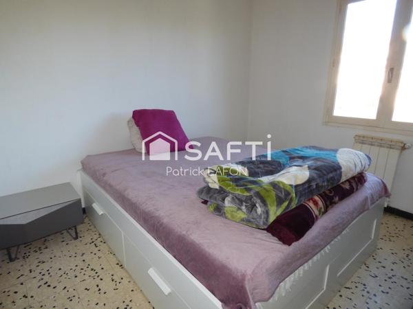 Villa deux garages, jardin intime et agréable.