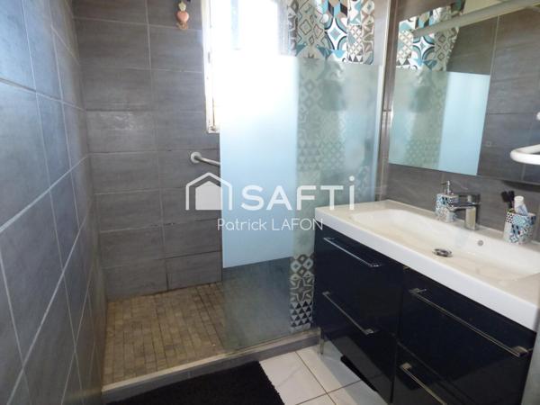 Villa deux garages, jardin intime et agréable.