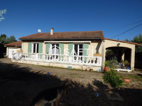 Villa deux garages, jardin intime et agréable.