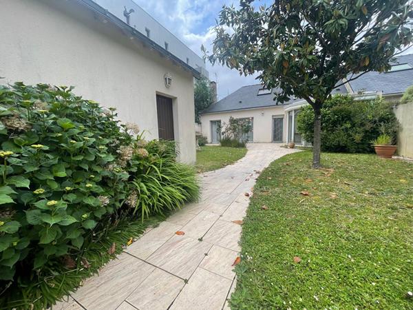 Doulon - Au calme, au bout de son allée sécurisée, maison en bon état à prox. immédiate de tous les services. Jardin et garage.