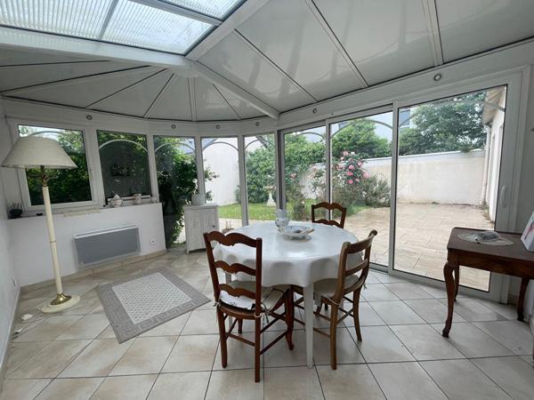 Doulon - Au calme, au bout de son allée sécurisée, maison en bon état à prox. immédiate de tous les services. Jardin et garage.