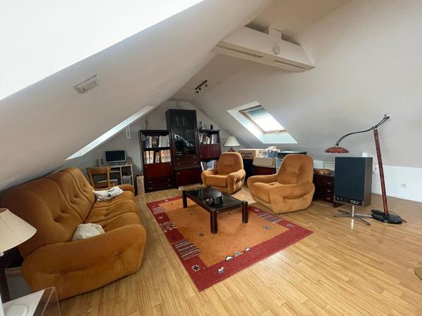 Doulon - Au calme, au bout de son allée sécurisée, maison en bon état à prox. immédiate de tous les services. Jardin et garage.