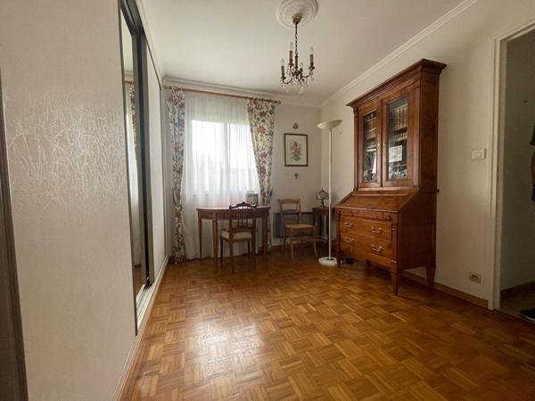 Doulon - Au calme, au bout de son allée sécurisée, maison en bon état à prox. immédiate de tous les services. Jardin et garage.