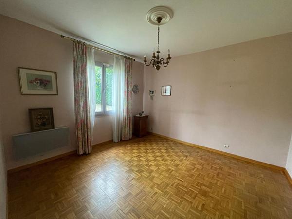 Doulon - Au calme, au bout de son allée sécurisée, maison en bon état à prox. immédiate de tous les services. Jardin et garage.