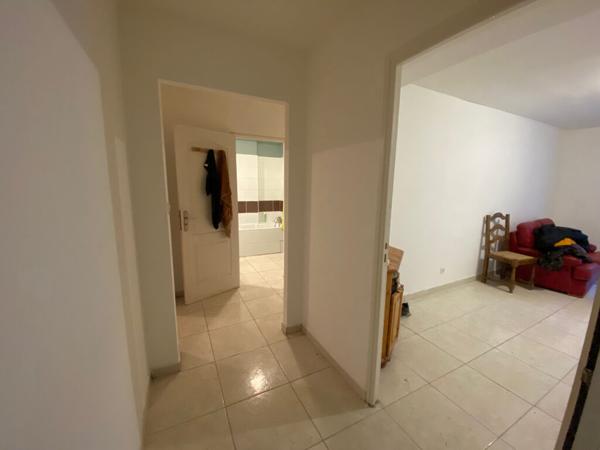 Immeuble avec 2 appartements loués et garages libres en rez-de-chaussée