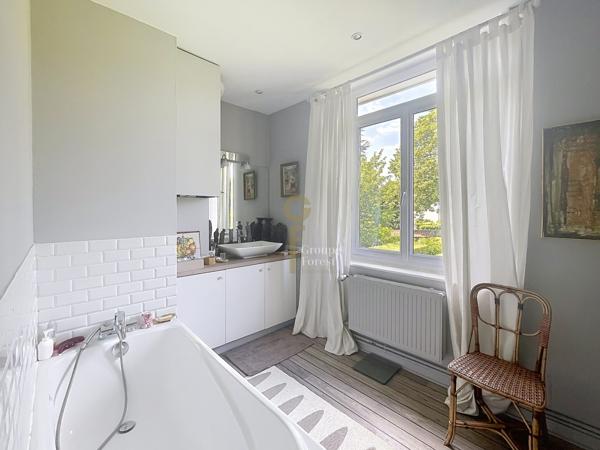 Maison semi individuelle , 3 chambres et magnifique Jardin