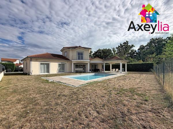 A VENDRE - RIORGES - MAISON CONTEMPORAINE DE 2011 AVEC CINQ CHAMBRES, TERRAIN ET PISCINE