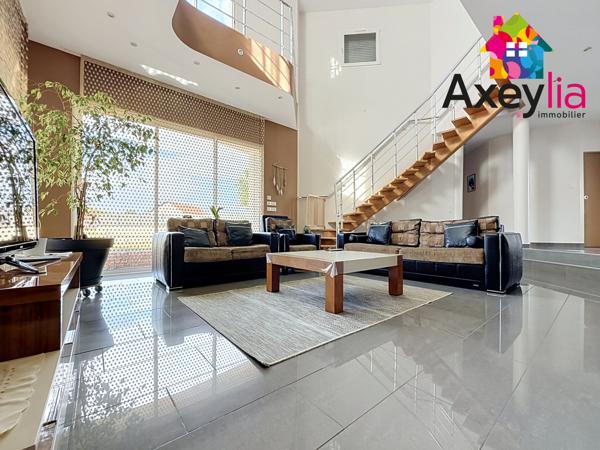 A VENDRE - RIORGES - MAISON CONTEMPORAINE DE 2011 AVEC CINQ CHAMBRES, TERRAIN ET PISCINE