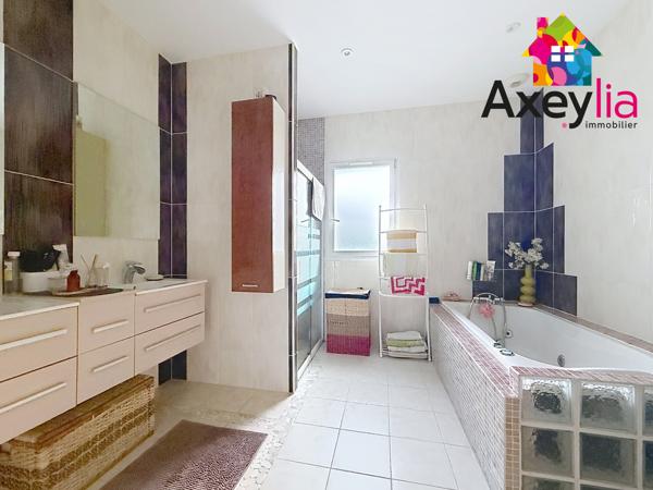 A VENDRE - RIORGES - MAISON CONTEMPORAINE DE 2011 AVEC CINQ CHAMBRES, TERRAIN ET PISCINE