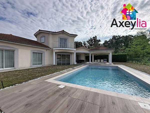 A VENDRE - RIORGES - MAISON CONTEMPORAINE DE 2011 AVEC CINQ CHAMBRES, TERRAIN ET PISCINE