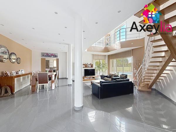 A VENDRE - RIORGES - MAISON CONTEMPORAINE DE 2011 AVEC CINQ CHAMBRES, TERRAIN ET PISCINE