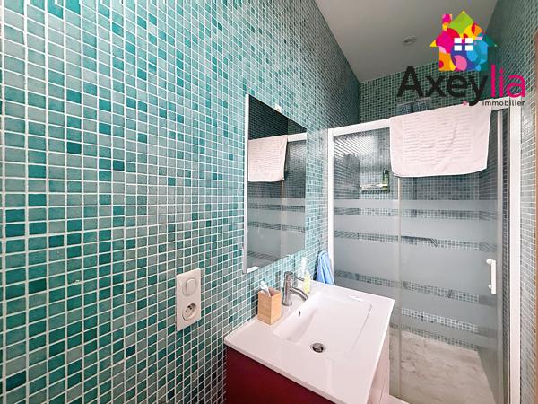 A VENDRE - RIORGES - MAISON CONTEMPORAINE DE 2011 AVEC CINQ CHAMBRES, TERRAIN ET PISCINE