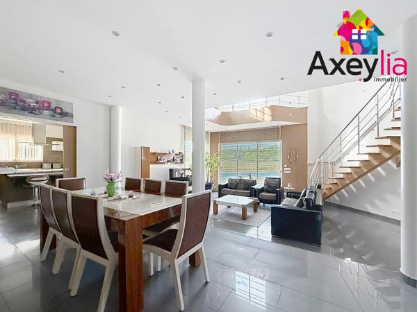 A VENDRE - RIORGES - MAISON CONTEMPORAINE DE 2011 AVEC CINQ CHAMBRES, TERRAIN ET PISCINE