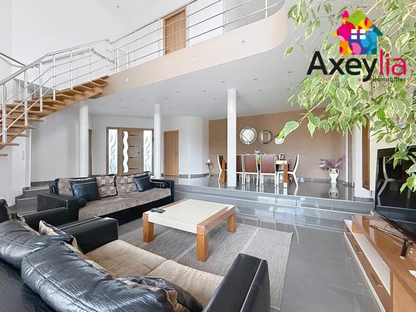 A VENDRE - RIORGES - MAISON CONTEMPORAINE DE 2011 AVEC CINQ CHAMBRES, TERRAIN ET PISCINE