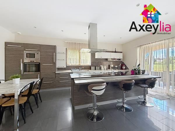 A VENDRE - RIORGES - MAISON CONTEMPORAINE DE 2011 AVEC CINQ CHAMBRES, TERRAIN ET PISCINE