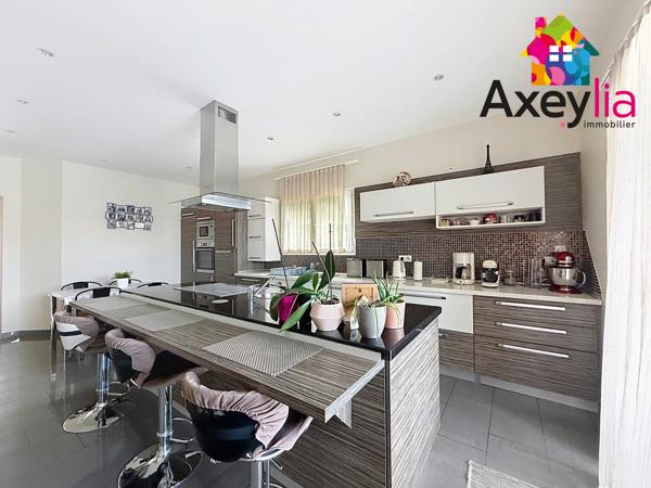A VENDRE - RIORGES - MAISON CONTEMPORAINE DE 2011 AVEC CINQ CHAMBRES, TERRAIN ET PISCINE