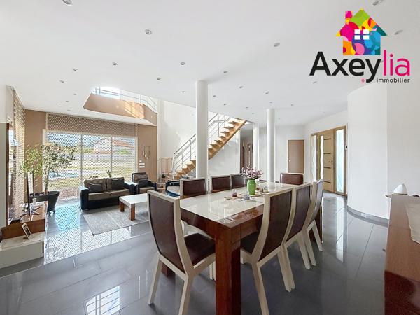 A VENDRE - RIORGES - MAISON CONTEMPORAINE DE 2011 AVEC CINQ CHAMBRES, TERRAIN ET PISCINE