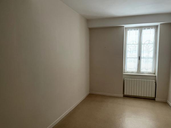 A louer appartement plein centre de Givry