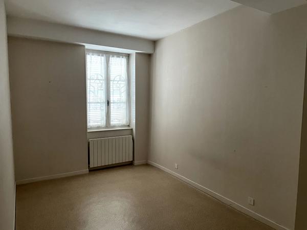 A louer appartement plein centre de Givry