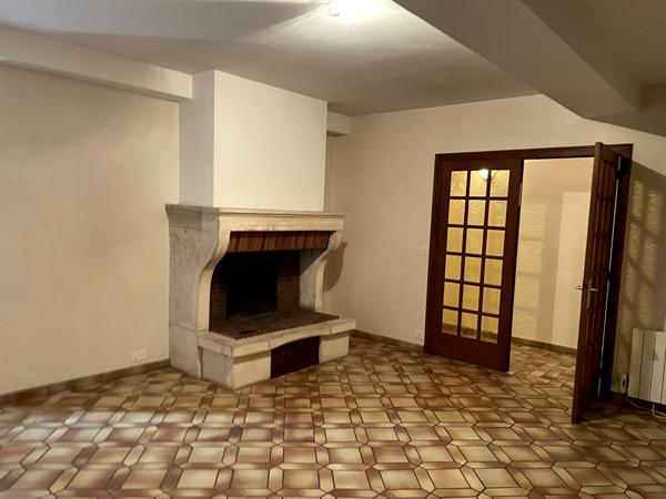 A louer appartement plein centre de Givry