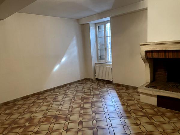 A louer appartement plein centre de Givry
