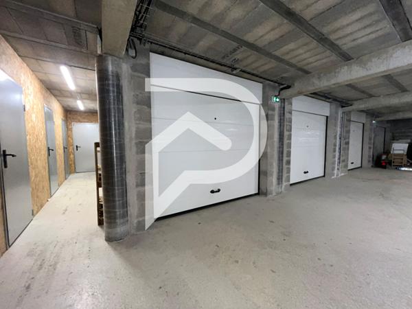 Parking / box 16 pièces 800 m2
