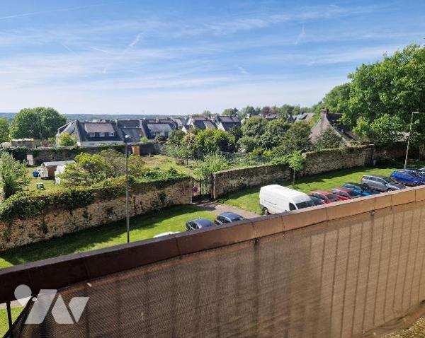 Appartement de type 2 à vendre à Quimper, dans le quartier de Penhars. D'une surface habitable ...