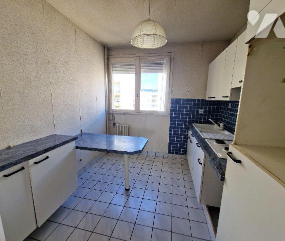 Appartement de type 2 à vendre à Quimper, dans le quartier de Penhars. D'une surface habitable ...