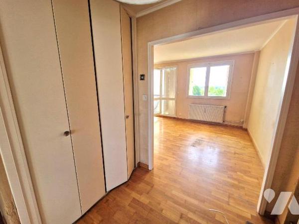 Appartement de type 2 à vendre à Quimper, dans le quartier de Penhars. D'une surface habitable ...