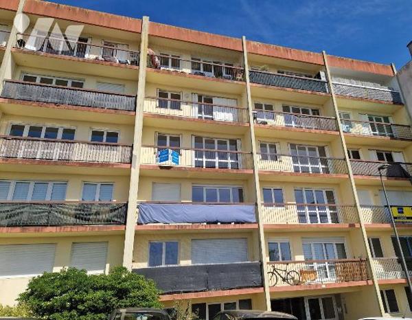 Appartement de type 2 à vendre à Quimper, dans le quartier de Penhars. D'une surface habitable ...