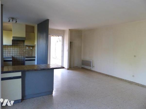 A VENDRE APPARTEMENT T2  A RENOVER  AVEC TERRASSE+ CAVE +1 PLACE DE PARKING